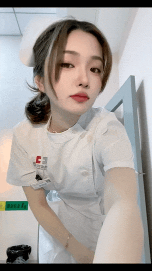 一边亲上面一边摸下边视频的相关介绍