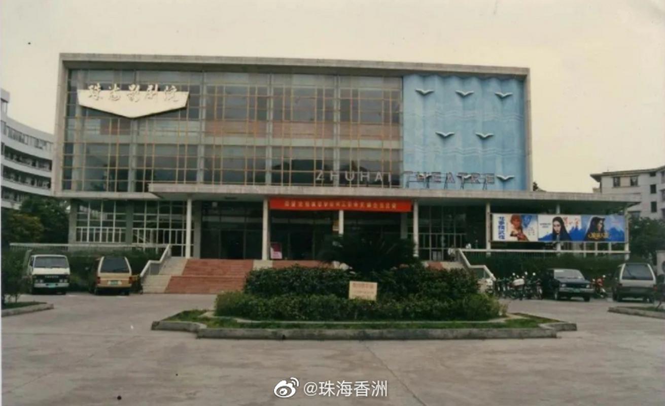 影院美女惊艳出镜！**影院美女穿搭**与**电影约会妆容**全攻略，带你解锁**影院拍照姿势**