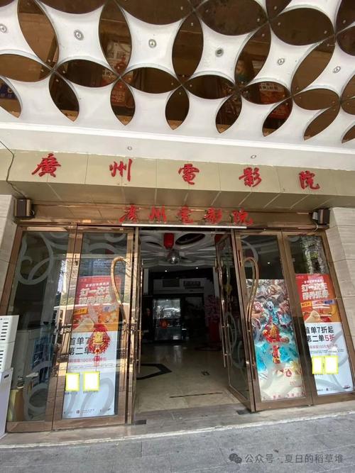 一边脱一边摸一边舔的相关介绍