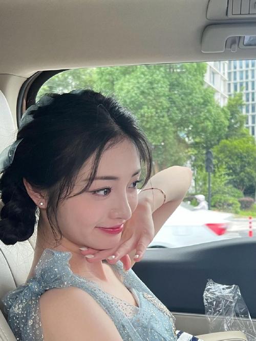 欧美在线成年人的相关介绍