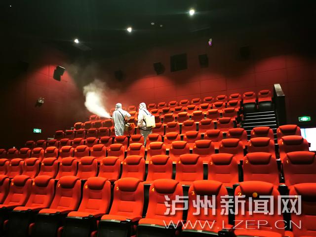 SEO标题：电影院男友亲密行为引热议：如何应对公共场合的情趣与尊重？  
（长尾关键词：电影院情侣行为、公共场合亲密界限、恋爱中的尊重沟通）